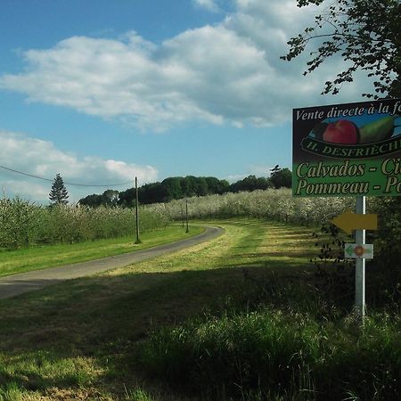Ferme Cidricole Hugues Desfrieches Bed & Breakfast Sainte-Marguerite-de-Carrouges ภายนอก รูปภาพ